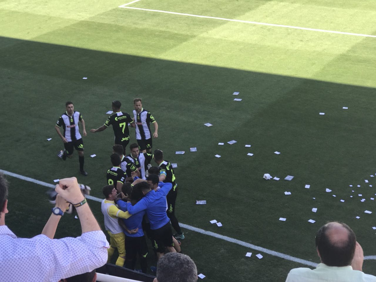 Jugadores y afición celebran uno de los goles del Cartagena que dieron la victoria 