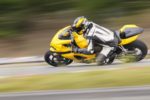 practica-motocicleta-inclinandose-curva-rapida-pista